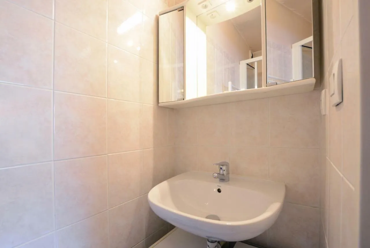 לינה וארוחת בוקר ליון Part Dieu Charial Suites & Chambres